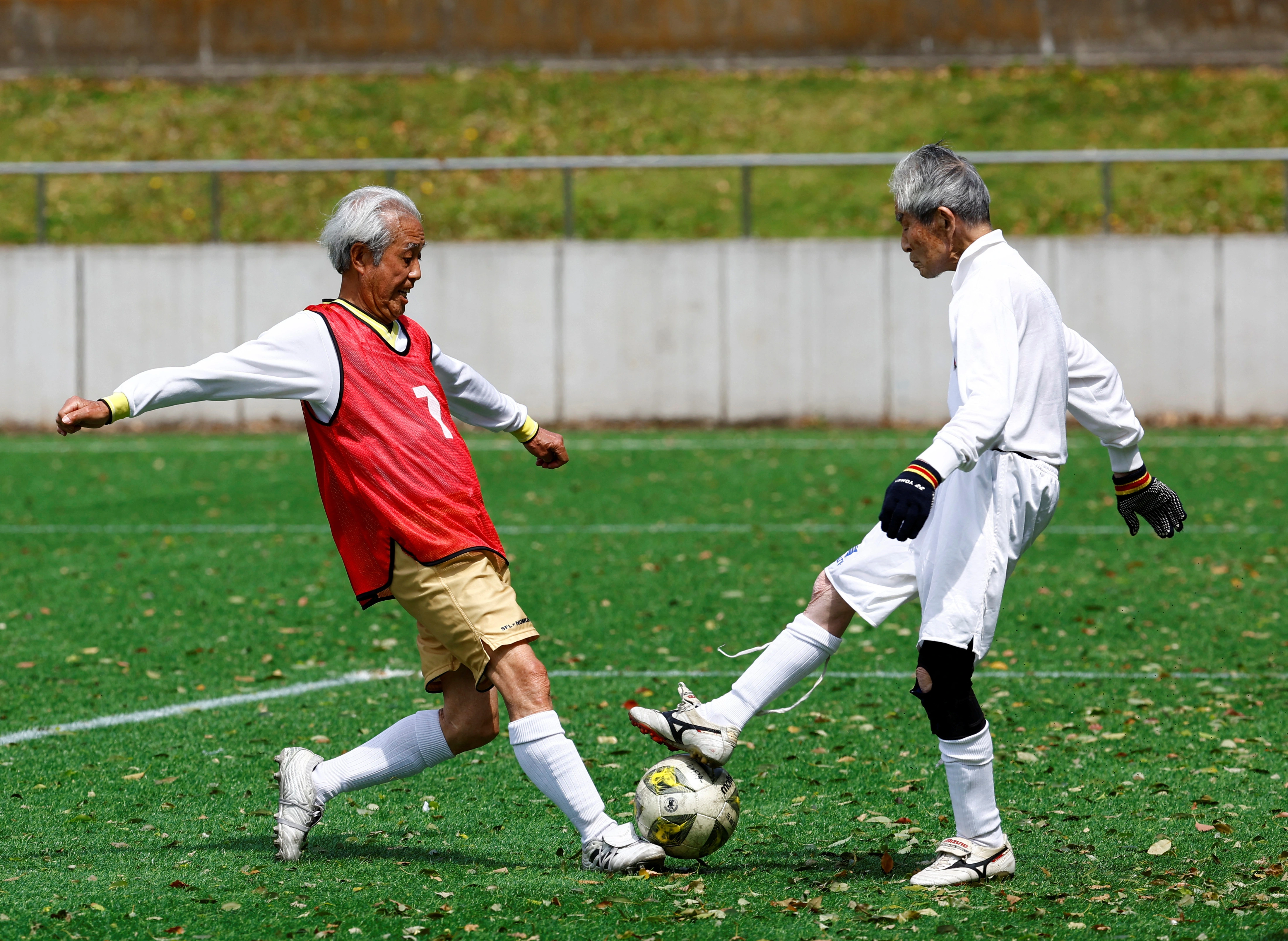 Sự nghiệp bóng đá đỉnh cao của ông Mutsuhiko Nomura đến nay đã qua 18 kỳ World Cup, chính xác là 70 năm.  Giờ đây, cựu cầu thủ đội tuyển quốc gia Nhật Bản với mái tóc bạc là thành viên của đội bóng hoàn toàn mới dành cho những người trên 80 tuổi của giải “Soccer For Life” (SFL) của Tokyo, đã chơi trận đầu tiên trong tháng này.
