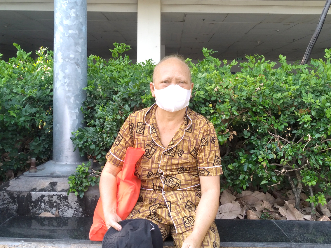 Bà Đặng Thị Kim Hồng đang một thân một mình chống chọi với bệnh tật