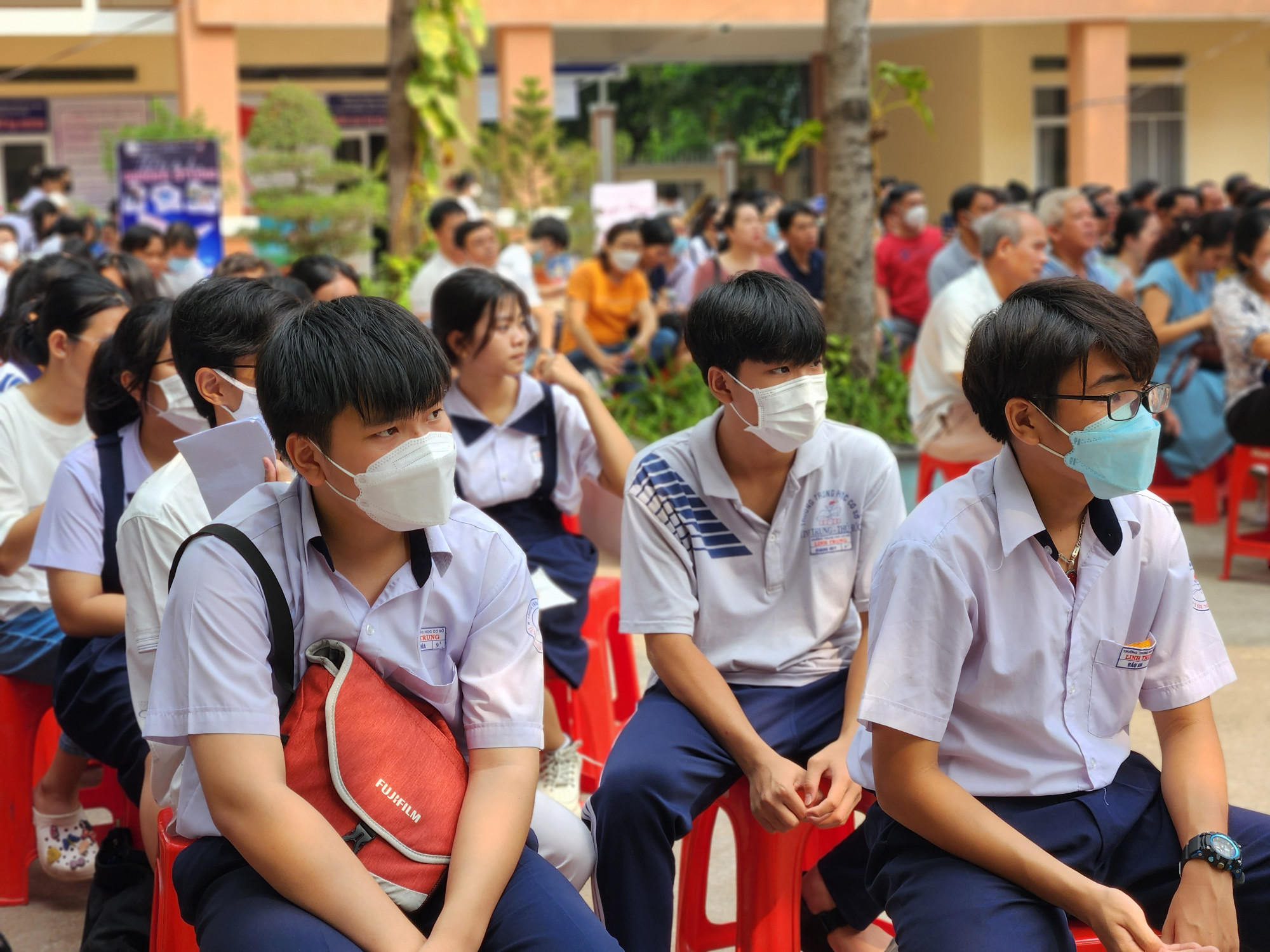 Học sinh tham gia ngày hội tư vấn tuyển sinh lớp 10 tại Trường THPT Nguyễn Hữu Huân