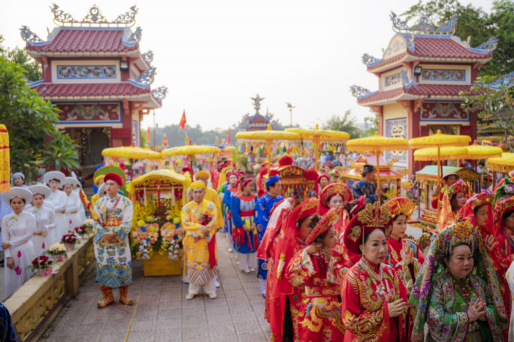 Đoàn rước hàng trăm người tái hiện nét văn hóa truyền thống tín ngưỡng độc đáo, phô diễn đa dạng trang phục cổ xưa đầy sắc màu kết hợp với các hình thức diễn xướng, vũ điệu đặc trưng của tín ngưỡng Thờ Mẫu.
