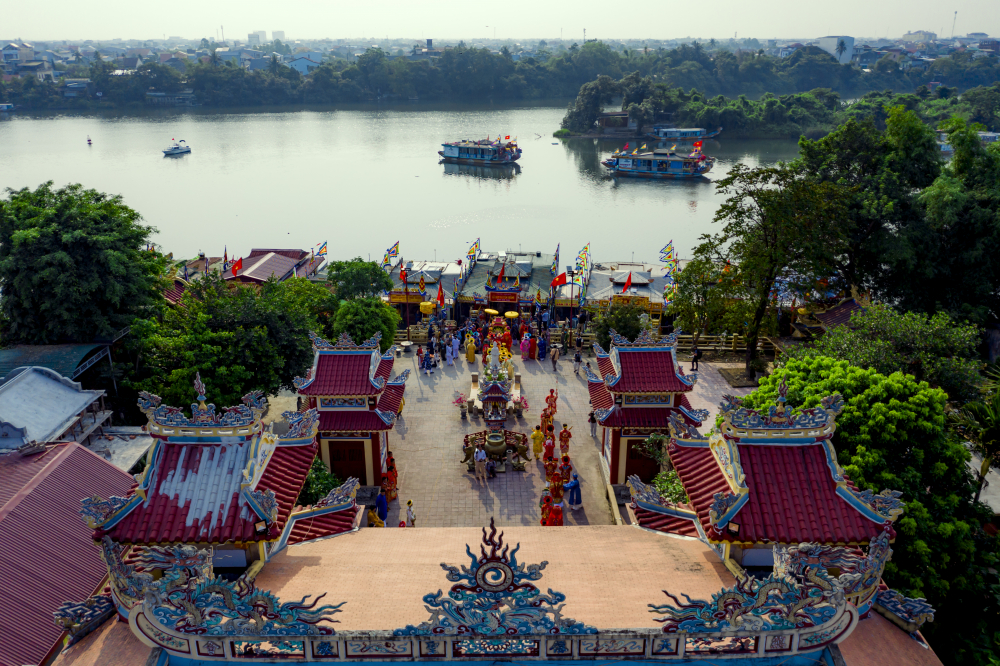 Một trong những nét đặc sắc nhất của Lễ hội là hoạt động rước Thánh Mẫu bằng thuyền trên sông Hương.