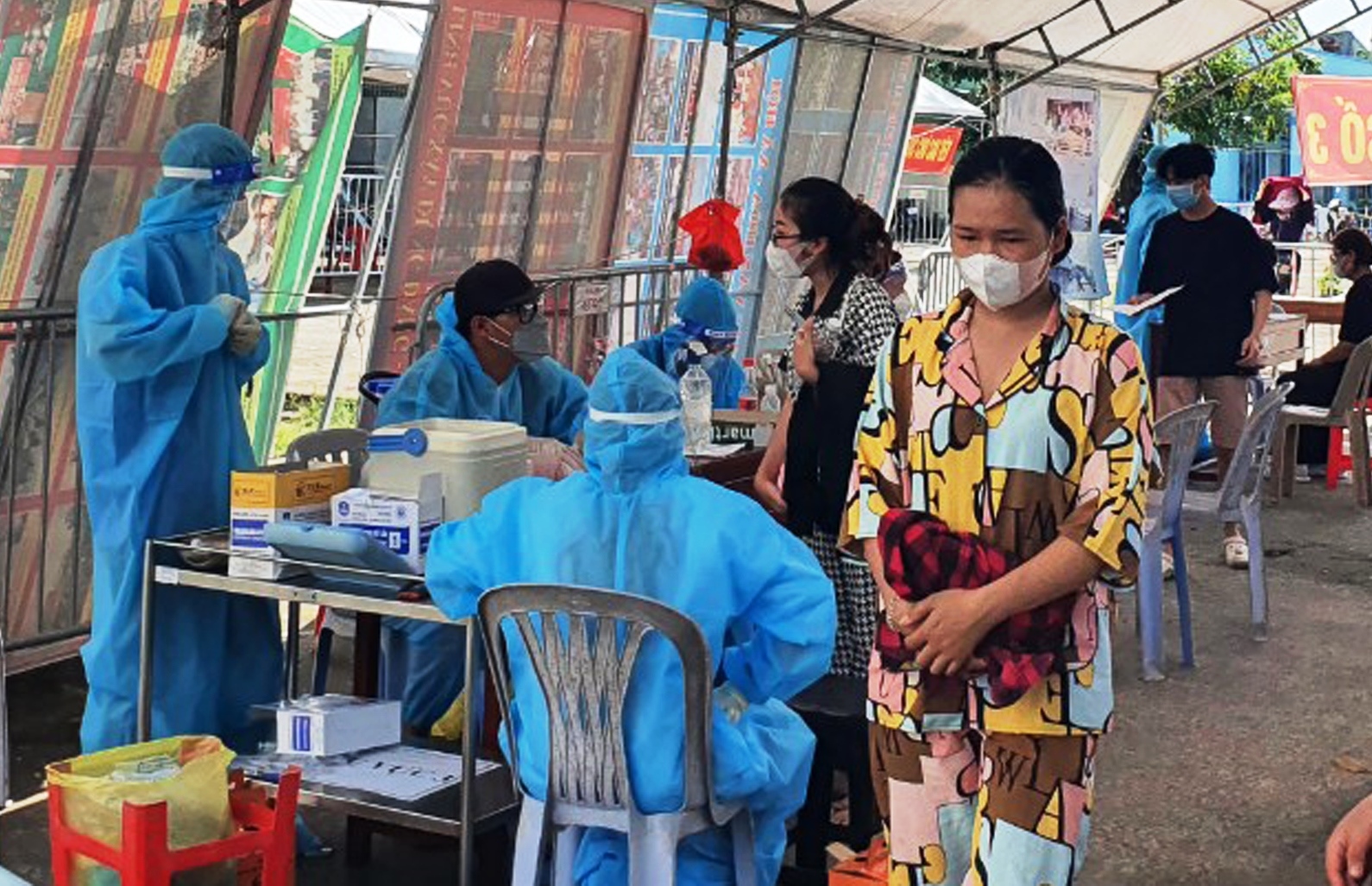 Lực lượng y tế tiêm vắc- xin phòng COVID -19 cho người dân ở Kiên Giang, trong thời điểm phòng chống dịch