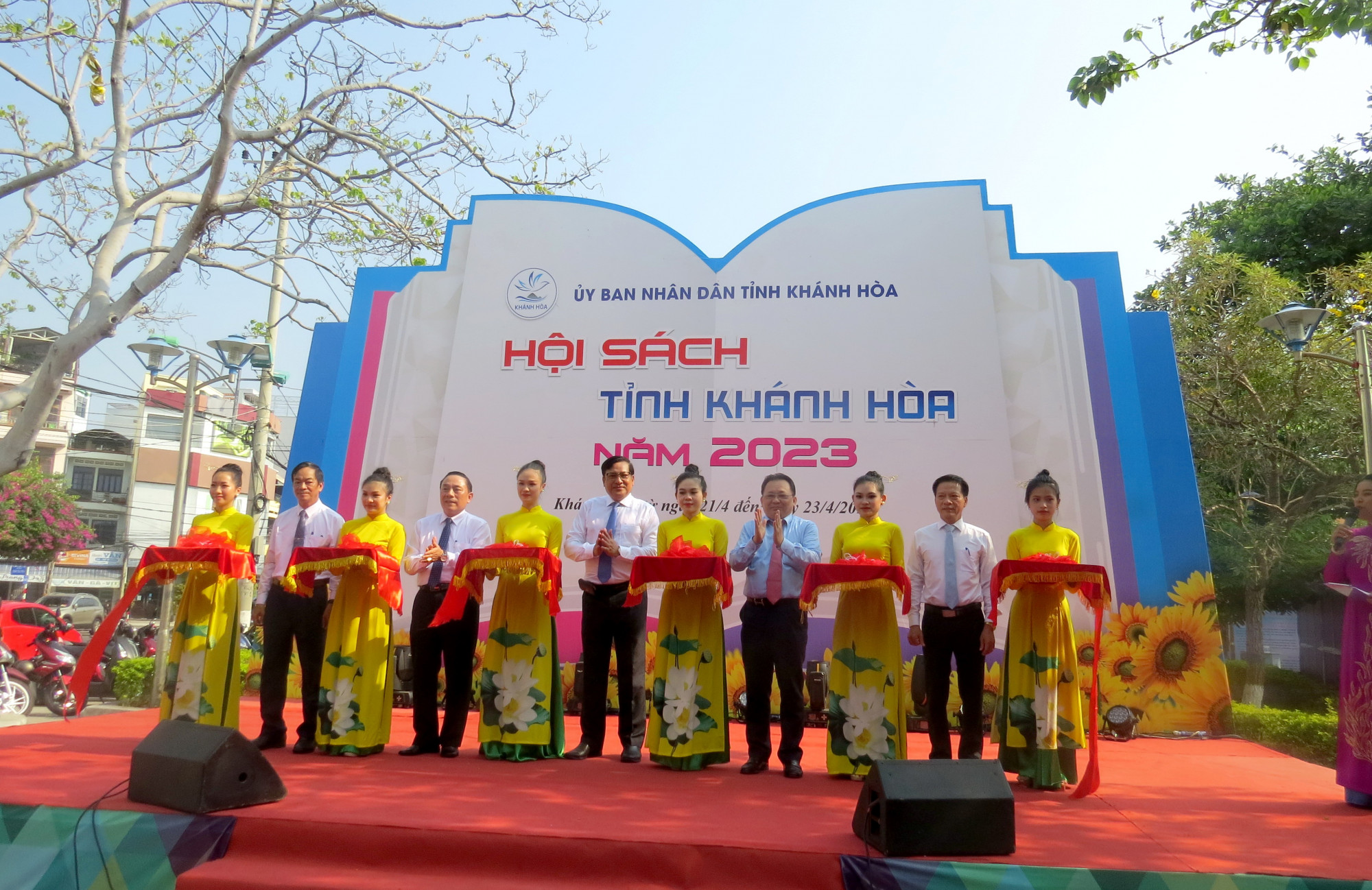 Các đại biểu cắt băng khai mạc Hội sách tỉnh Khánh Hòa năm 2023