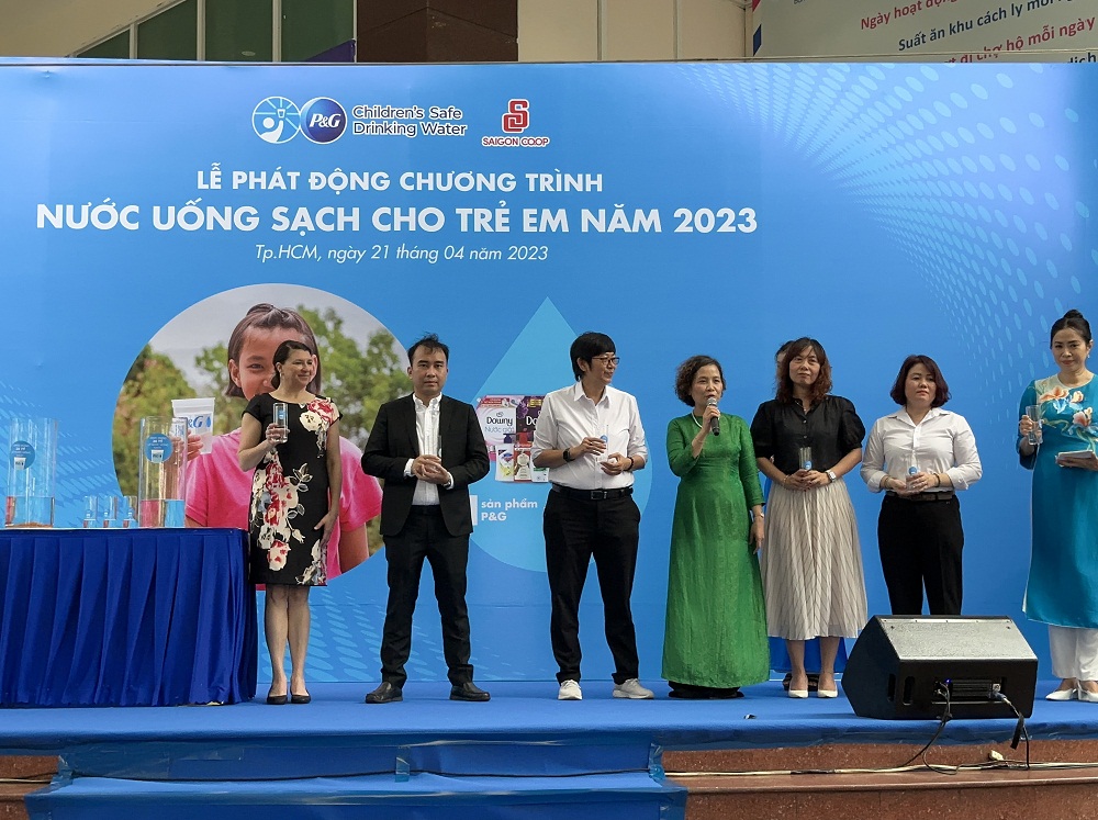 Đại diện Saigon Co.op và P&G cùng uống nước đã được lọc sạch bằng bột lọc nước của P&G - Ảnh: Saigon Co.op