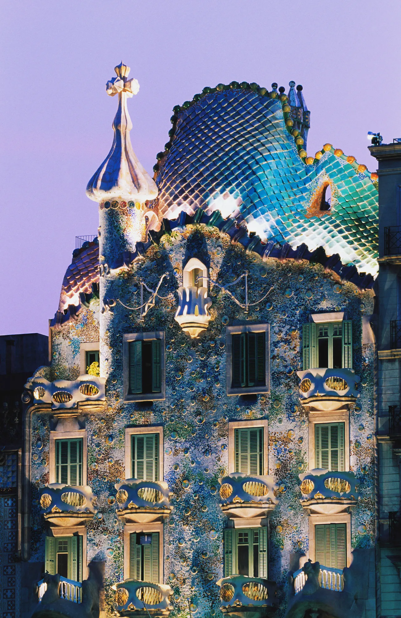 Casa Batlló, Barcelona, ​​Tây Ban Nha (được thiết kế bởi Antoni Gaudí, 1904) Được xây dựng lần đầu vào năm 1877,  Casa Batlló được kiến ​​trúc sư người Tây Ban Nha  Antoni Gaudí thiết kế lại vào năm 1904 —mặc dù Công viên Güell và La Sagrada Familia nổi tiếng của ông thường làm lu mờ ngôi nhà nhỏ hơn. Tuy nhiên, rõ ràng là tại sao nó được coi là một trong những kiệt tác theo chủ nghĩa hiện đại của Gaudí: Với mái nhà uốn lượn lấy cảm hứng từ cơ thể rồng, những bức tranh khảm lấp lánh và cửa sổ kính màu, Casa Batlló không có gì là viển vông. Không còn là một tòa nhà dân cư, Casa Batlló hiện là Di sản Thế giới được UNESCO công nhận và là địa điểm không thể bỏ qua của Barcelona.