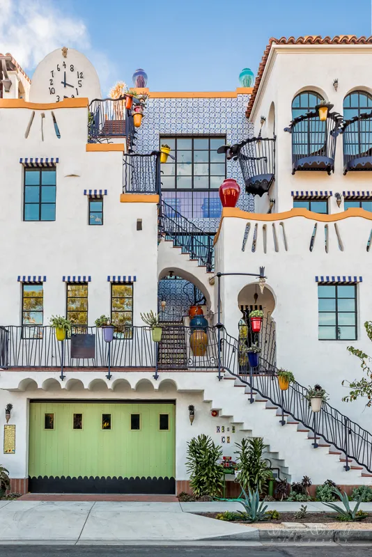 El Jardin, Santa Barbara, California (thiết kế bởi Jeff Shelton, 2014) Không bao giờ bị ràng buộc bởi các quy tắc xây dựng, kiến ​​trúc sư Jeff Shelton quản lý để xây dựng những ngôi nhà ngộ nghĩnh nhất của Santa Barbara trong khi vẫn tuân thủ các nguyên tắc thẩm mỹ nghiêm ngặt của người Tây Ban Nha-Moorish của thành phố. Kết quả là những khu dân cư như  El Jardin , một công trình ảo giác mang kiến ​​trúc miền Nam Tây Ban Nha tự hào có tầm nhìn ra Santa Barbara Riviera và Dãy núi Santa Ynez. Hoàn thiện với các chi tiết thủy tinh đầy màu sắc, đồ sắt lượn sóng và gạch đặt làm riêng, El Jardin là một chiến thắng của Seussian.