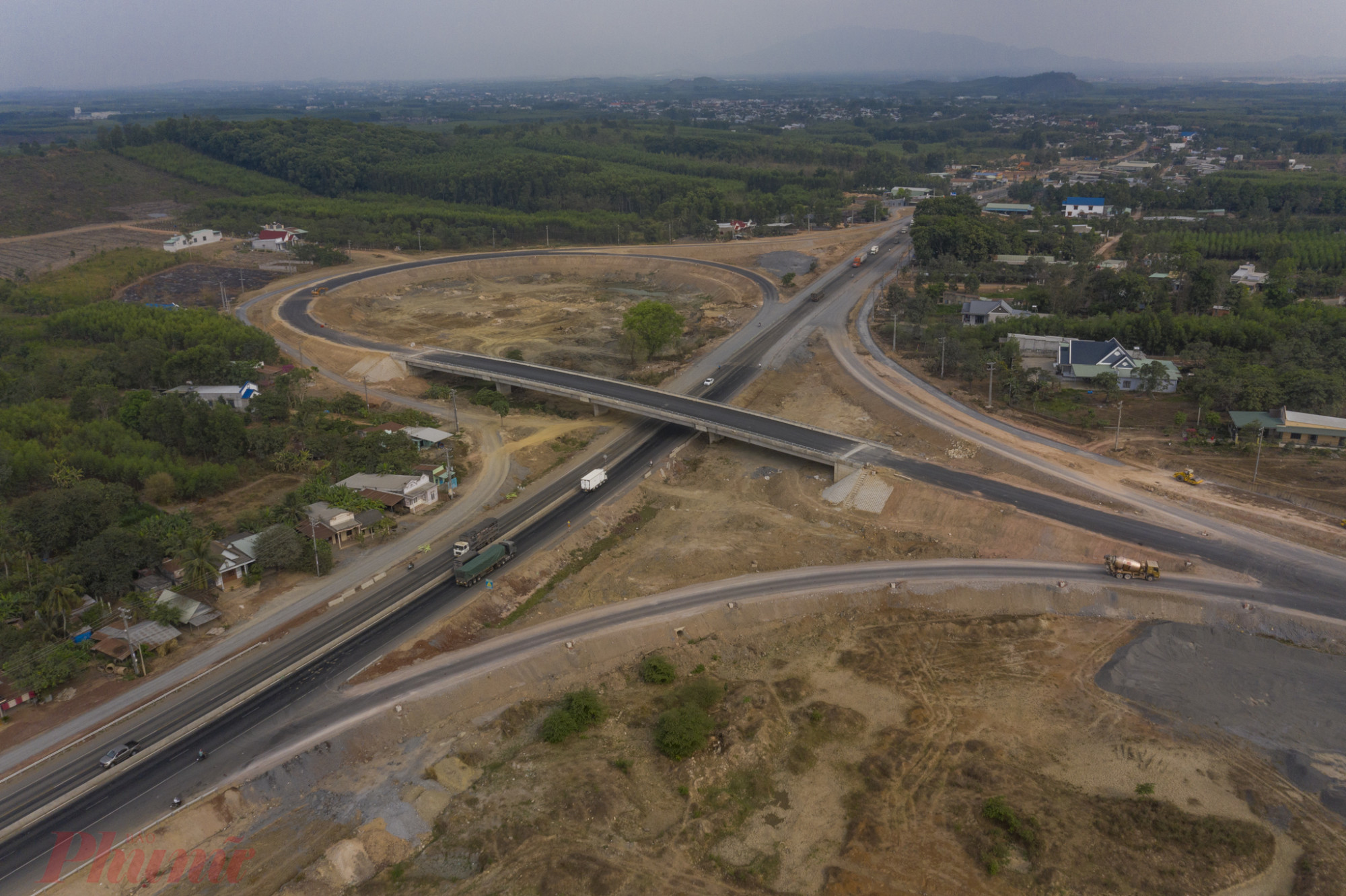 Nút giao quốc lộ 1A đã được hoàn thiện, xe đã có thể chạy thông tuyến, tuy nhiên ở một số đoạn vẫn còn đang trải lớp nhựa cuối cùng.