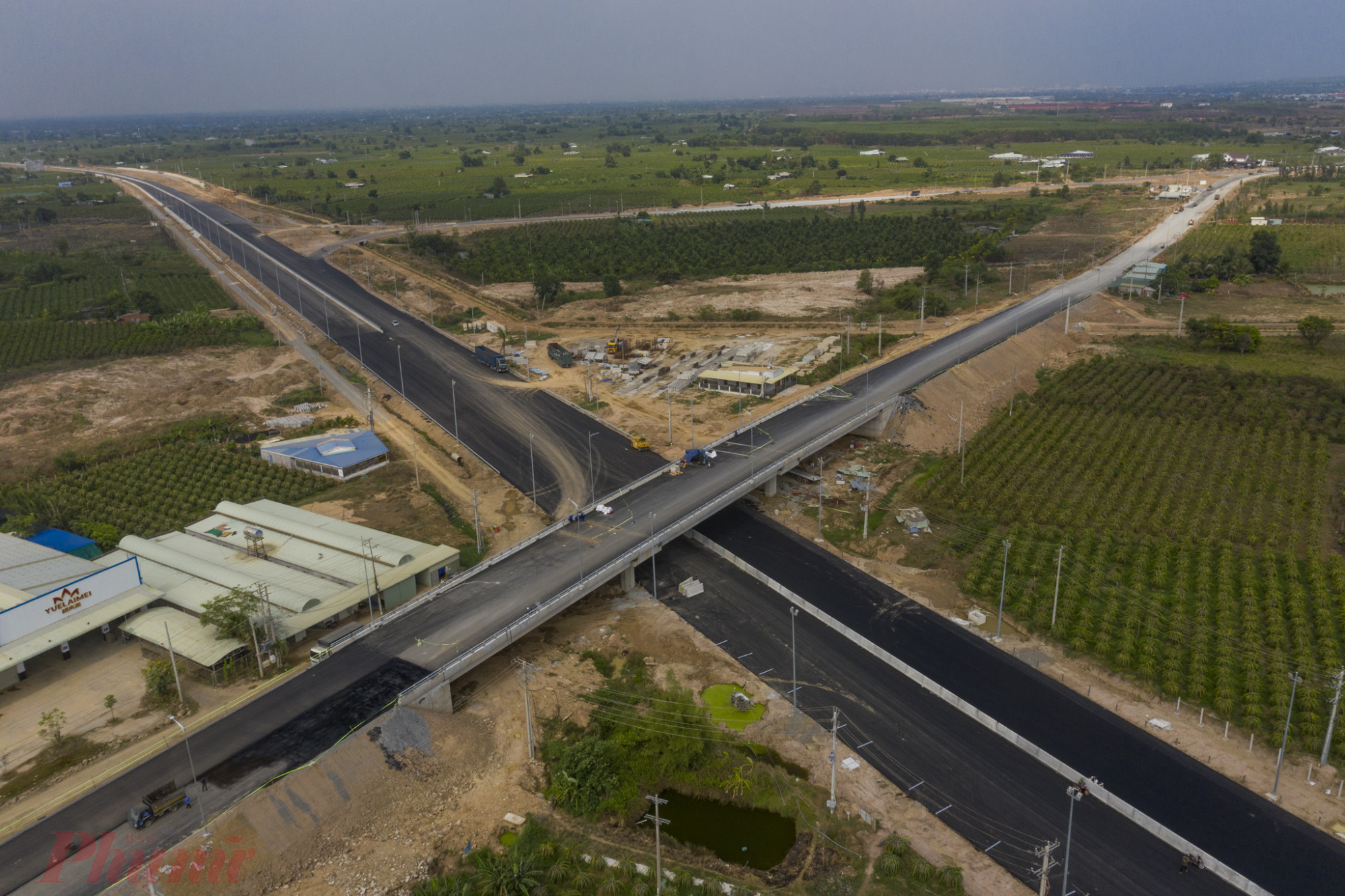 Tại điểm tiếp giáp cao tốc Dầu Giây - Phan Thiết - Vĩnh Hảo, đoạn qua xã Hàm Kiệm (huyện Hàm Thuận Nam, tỉnh Bình Thuận), công nhân đang trải thảm nhựa VOT tạo nhám giúp phương tiện di chuyển an toàn với vận tốc cao. Bắc ngang cao tốc đoạn này là cầu dân sinh hướng ra quốc lộ 1A cũng đang được hoàn thiện những hạng mục cuối cùng trước khi đưa vào sử dụng.