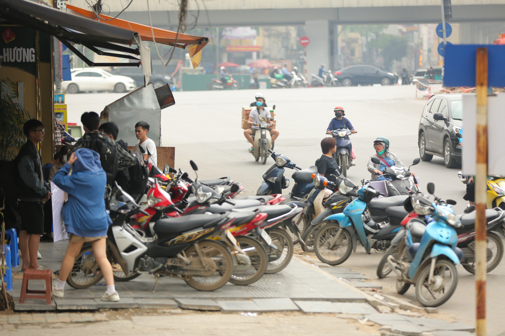 Một quán trên phố Cầu Giấy cho khách để xe máy tràn xuống cả lòng đường.