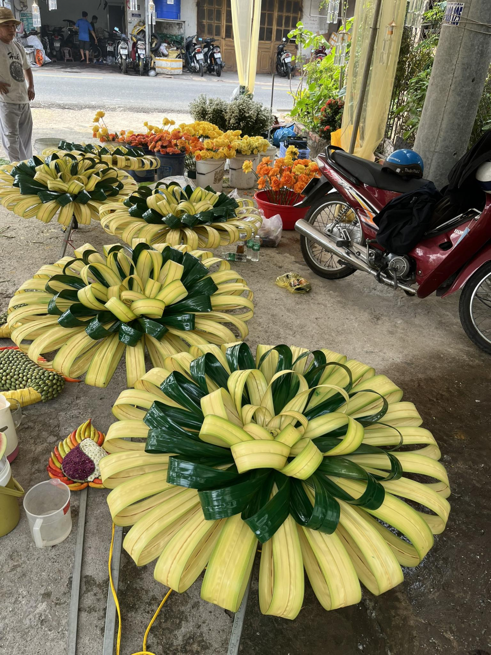 Những chiếc lá dừa được sử dụng làm hoa chong chóng, tạo điểm nhấn cho cổng cưới
