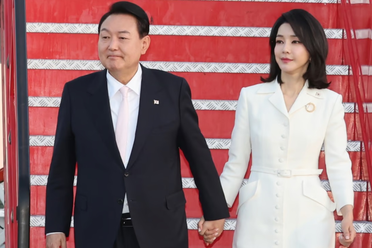 Tổng thống Hàn Quốc Yoon Suk-yeol cùng phu nhân Kim Keon-hee tại Madrid.