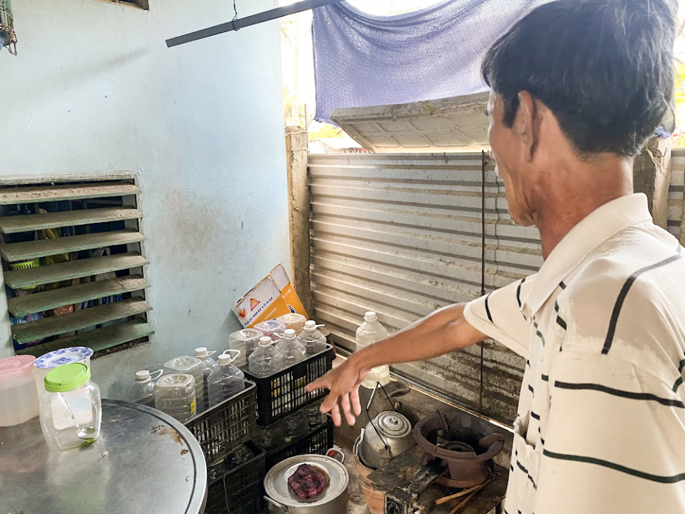 Những bình được gia đình ông Nguyễn Văn H. dùng để đi mua nước hằng ngày về nấu ăn, uống - ảnh Thanh Vạn