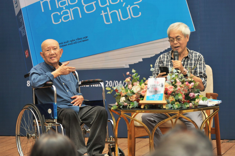 Nghệ sĩ  Mạc Can (trái) và nhà văn Nguyễn Đông Thức trong buổi ra mắt sách - ảnh: nguyễn á