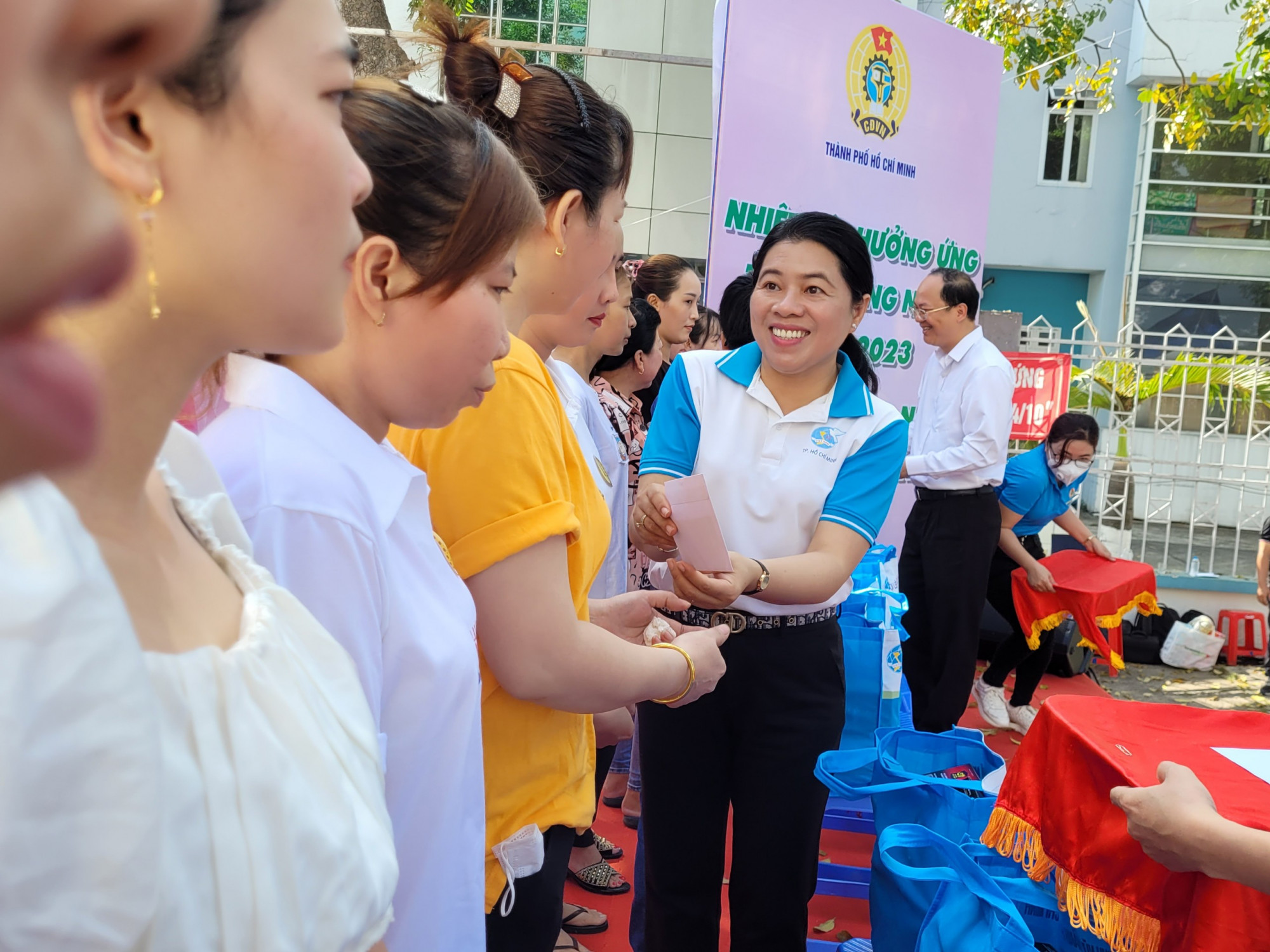 Bà Nguyễn Trần Phượng Trân - Chủ tịch Hội LHPN TP tặng quà chúc mừng hội viên phụ nữ Hoa nhân tết Nguyên tiêu