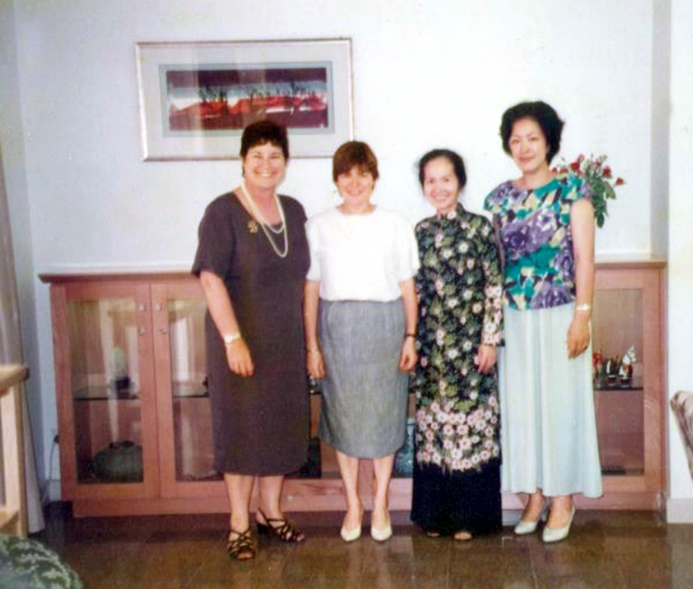 Cuộc hội ngộ giữa đại sứ Úc, đại sứ Canada, bà Phạm Chi Lan và bà Tôn Nữ Thị Ninh (từ trái qua) tại TP Hà Nội năm 1990 - ẢNH: NHÂN VẬT CUNG CẤP