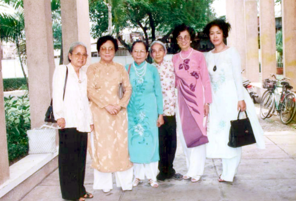 Bà Tôn Nữ Thị Ninh (ngoài cùng, bên phải) họp mặt với nguyên Phó chủ tịch nước Nguyễn Thị Bình (thứ hai từ trái qua) và đoàn cán bộ TPHCM năm 1995 - ẢNH: NHÂN VẬT CUNG CẤP