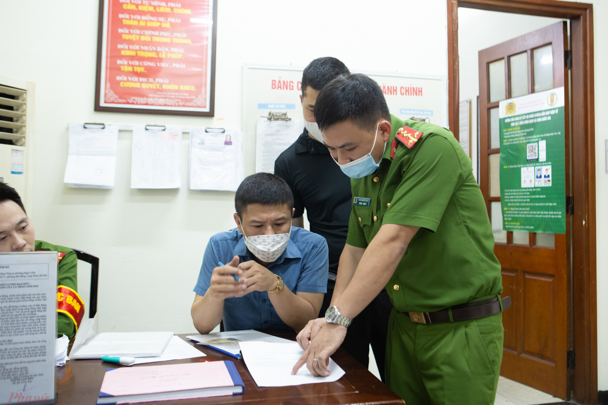 Ngay sau đó, những trường hợp vi phạm được đưa về công an Phường sở tại để bàn giao và làm rõ hành vi vi phạm.