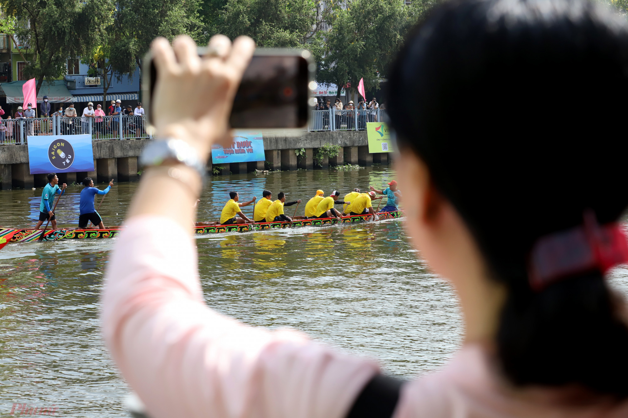 'Đây là lần đầu tôi được chứng kiến đua ghe trên kênh Nhiêu Lộc - Thị Nghè, nhìn các tay chèo thoăn thoắt, nhịp nhàng rất đẹp. Hy vọng, năm sau sẽ có thêm cuộc đua để mọi người có cơ hội theo dõi tiếp', chị Hạnh cho biết.