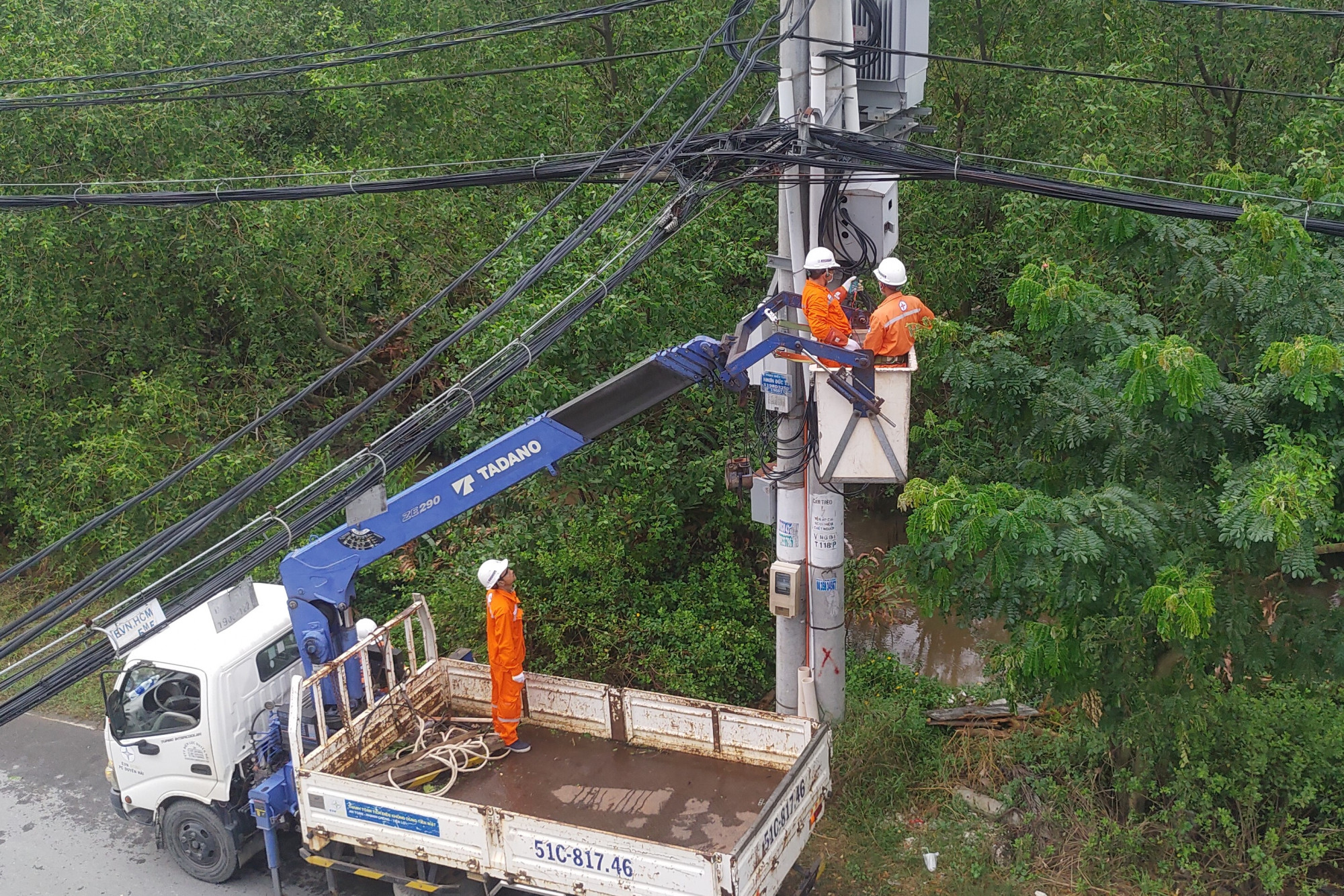 Công nhân EVNHCMC kiểm tra trạm điện