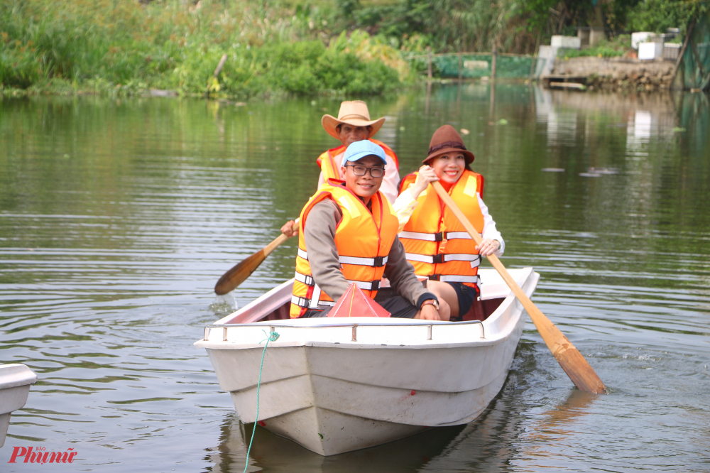 Ngoài ra du khách có thể trải nghiệm chèo thuyền tham quan quanh khu vực nông trại 