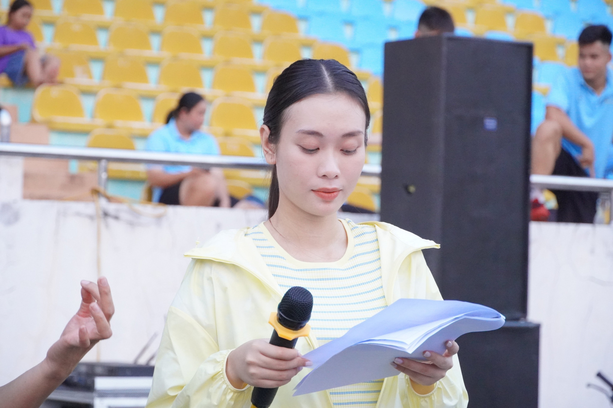 Gần đây, Hoa hậu Ban Mai liên tục ghi điểm trong những trang phục đơn giản, năng động khi tham gia các sự kiện và hoạt động của Vòng chung kết Giải bóng đá vô địch U19 Quốc gia 2023, được diễn ra tại Tây Ninh với tư cách MC.