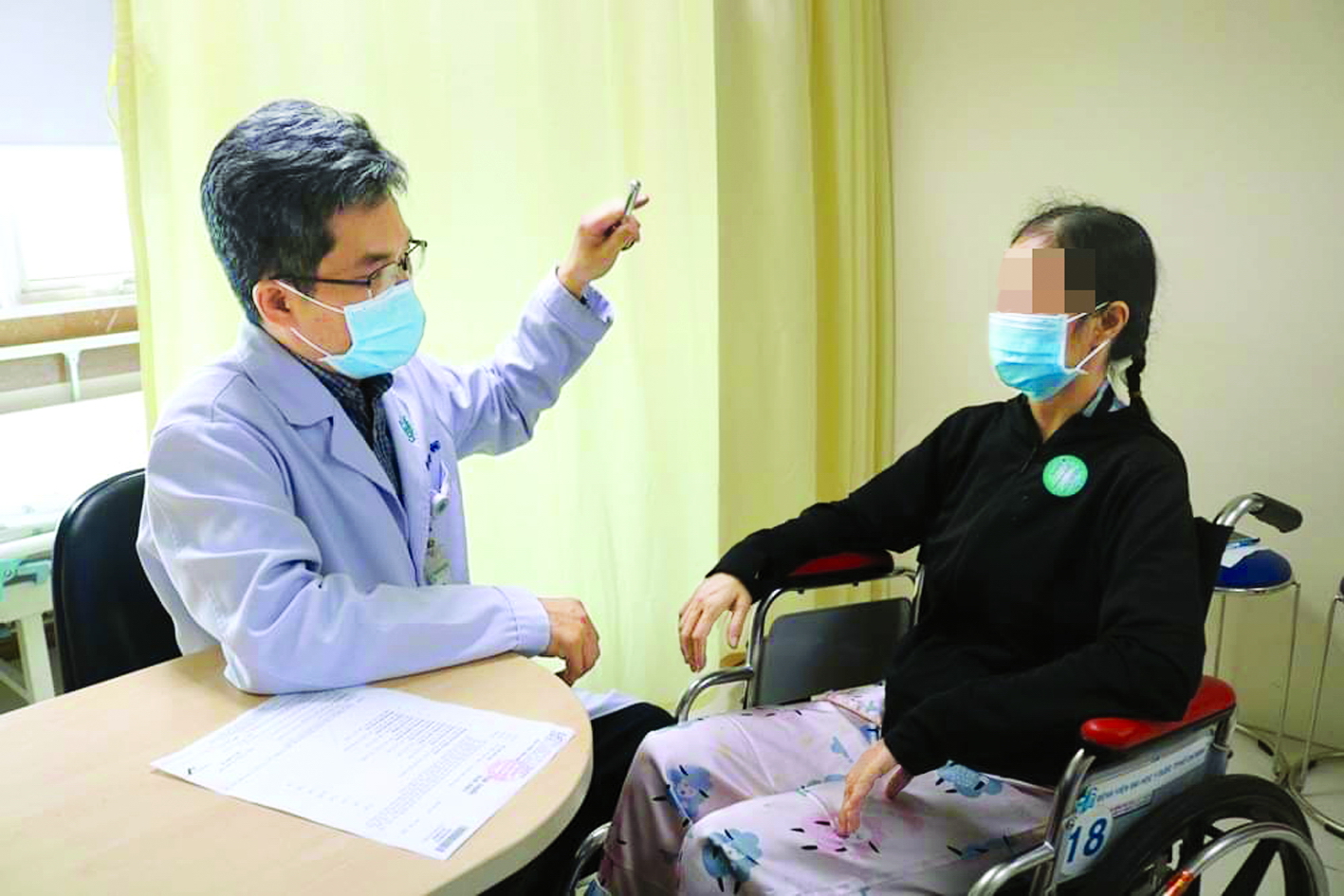 Tiến sĩ, bác sĩ Nguyễn Bá Thắng đang khám cho một trường hợp rung nhĩ bị đột quỵ - ẢNH: M.T.