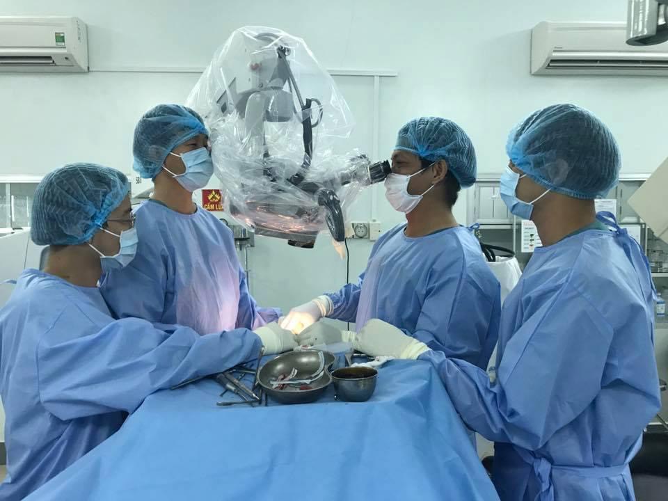 Bác sĩ Tâm (thứ 2 từ trái sang) và ê-kíp thực hiện ca phẫu thuật