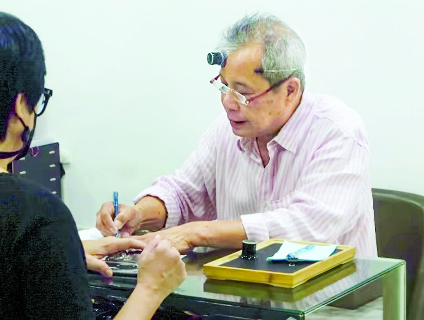 Willie Quek đang tư vấn cho một khách hàng - Ảnh: Joyce Yang