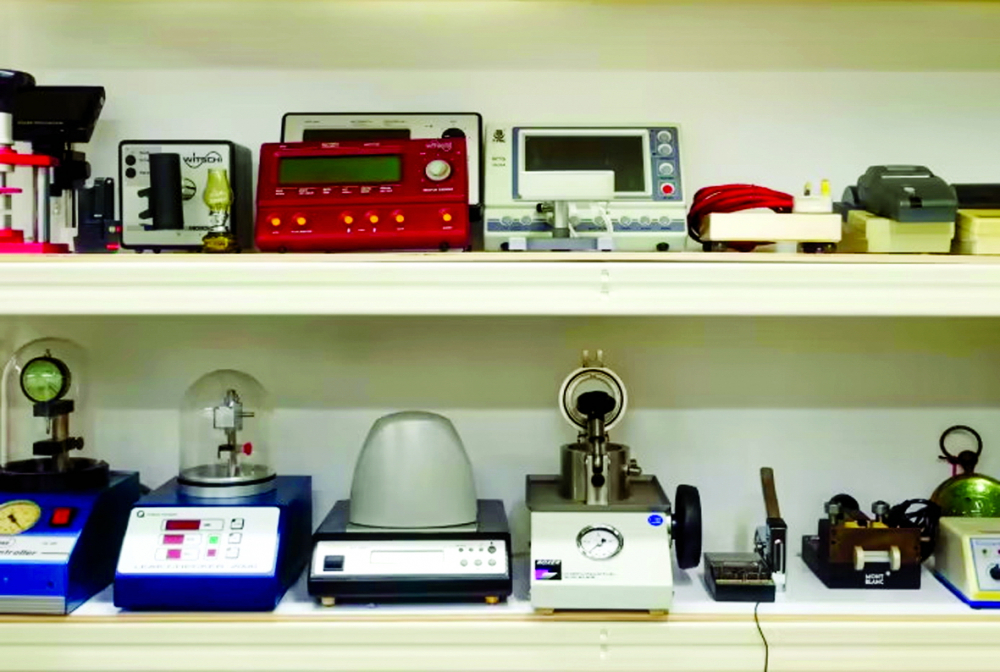 Willie Quek đã đầu tư nhiều máy móc để phát triển nghề truyền thống của gia đình - Ảnh: Joyce Yang