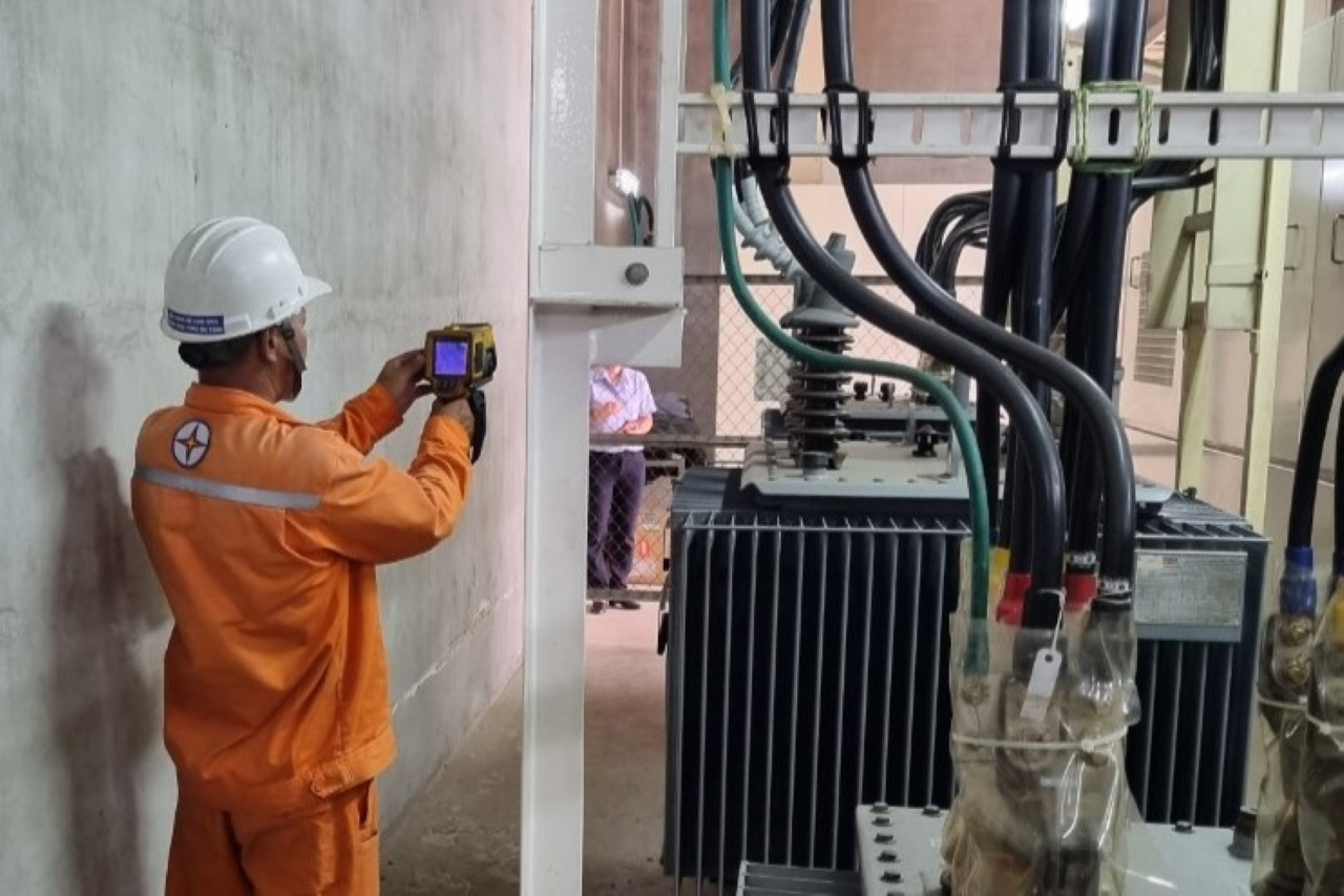 Công nhân Công ty Điện lực Tân Thuận đang kiểm tra trạm điện khách hàng