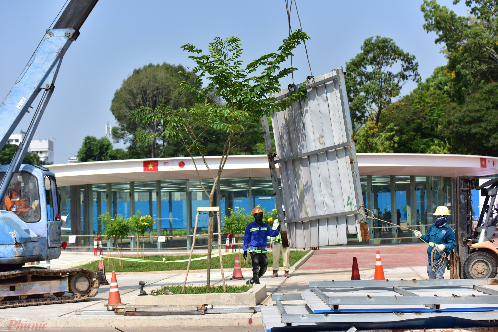 Việc tháo dỡ được triển khai sớm hơn 2 tuần so với dự kiến, đánh dấu những tín hiệu xây dựng cuối cùng của nhà ga ngầm Bến Thành. 