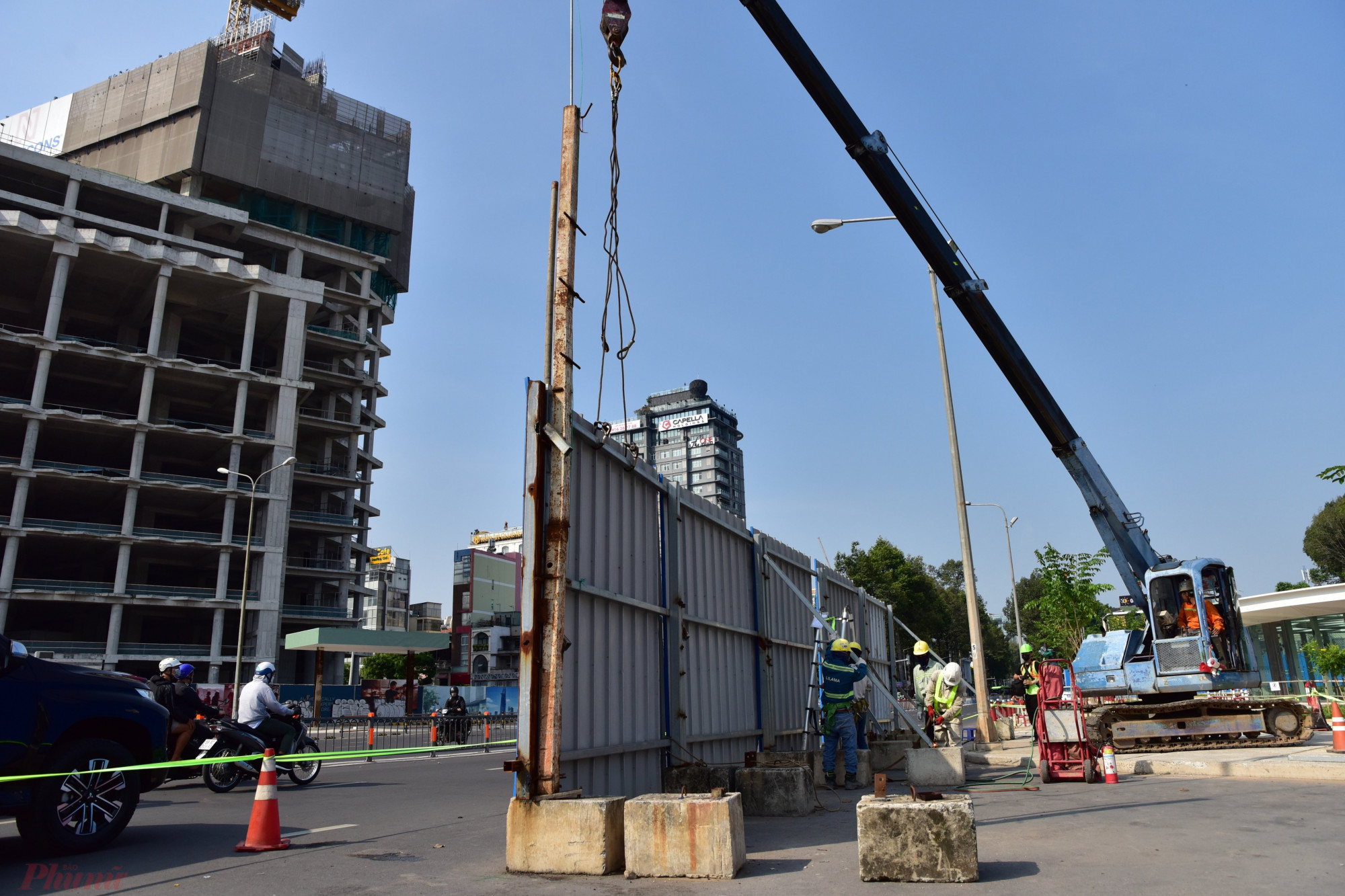 Hàng chục công nhân có mặt trên đường Trần Hưng Đạo, quận 1 từ sớm để tiến hành tháo gỡ 