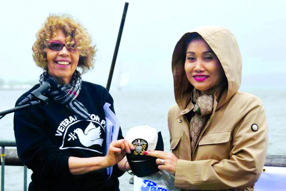 Năm 2018, nữ y tá hải quân nổi tiếng Susan Schnall (bìa trái) - Chủ tịch Chi hội Cựu chiến binh vì hòa bình của New York (Mỹ) - đã trao tặng Bảo tàng Chứng tích chiến tranh TPHCM chiếc nón mà bà từng đội khi tham gia biểu tình phản đối chiến tranh Việt Nam - ẢNH: NHÂN VẬT CUNG CẤP