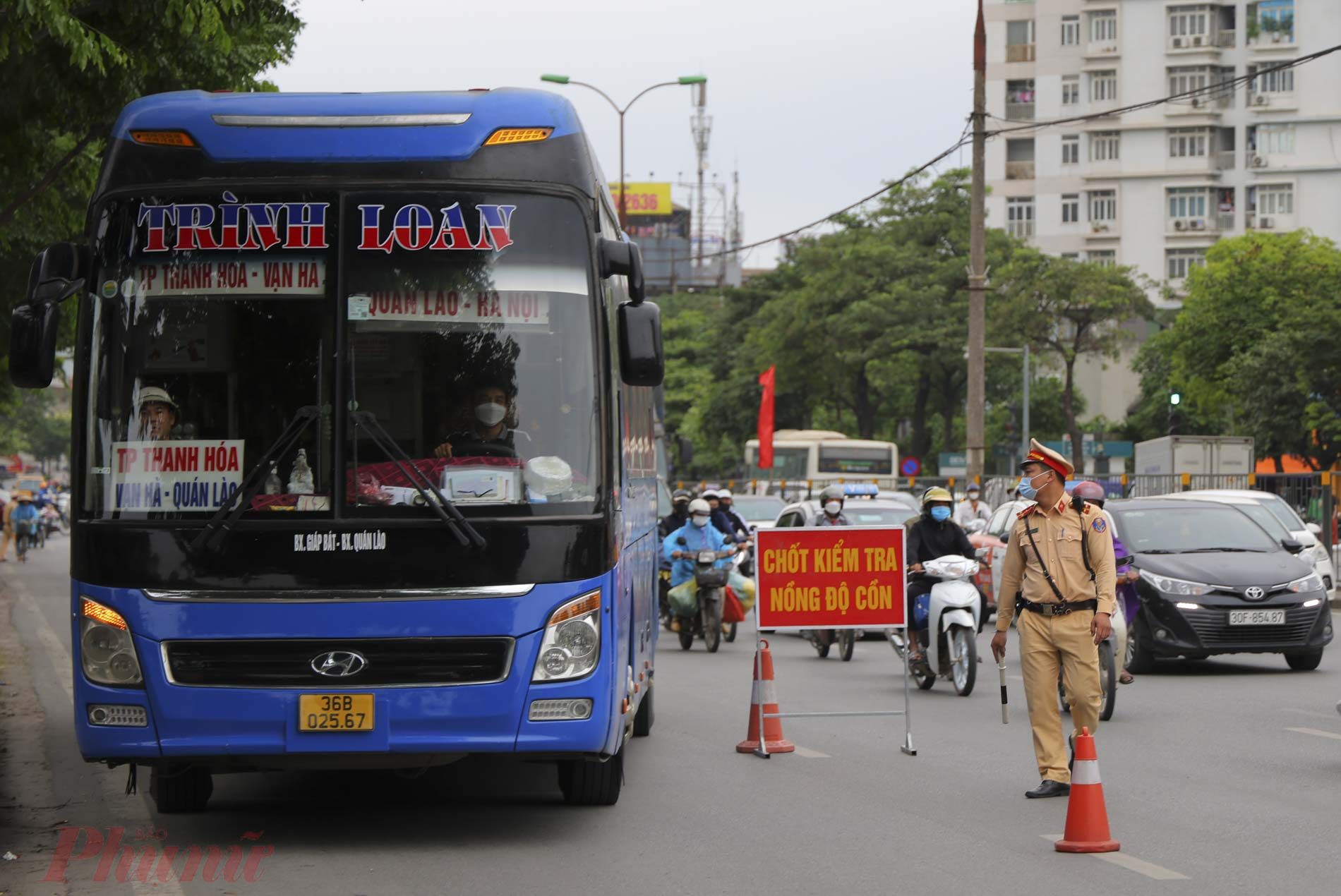  Trong buổi ra quân, đội CSGT số 14 đã kiểm tra ngẫu nhiên với một số xe khách đang hoạt động trên tuyến đường Ngọc Hồi xuất phát từ bến xe Giáp Bát. Qua kiểm tra nồng độ cồn bằng máy đo chuyên dụng, không phát hiện trường hợp lái xe vi phạm lỗi nồng độ cồn, các lái xe đã có ý thức tốt.