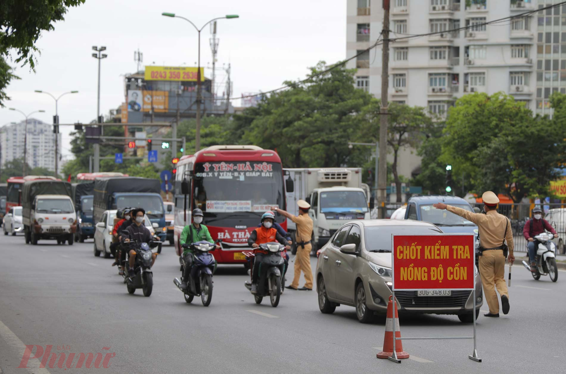 Chiều 25/4, đội CSGT đường bộ số 14 Công an TP Hà Nội thực hiện kế hoạch tuần tra xử lý đối với những phương tiện xe khách xe dịch vụ trên địa bàn quận Hoàng Mai. Đặc biệt, vào thời điểm sát kỳ nghỉ lễ 30/4 1/ 5 năm nay, đội CSGT số 14 sẽ liên tục tuần tra xử lý với những tài xế cố tình vi phạm luật giao thông đường bộ. 