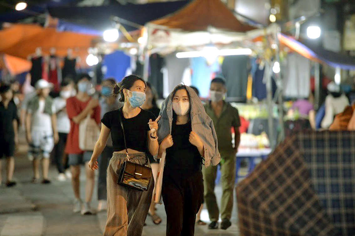 Các chuyên gia khuyến cáo người dân tuân thủ đeo khẩu trang - khử khuẩn nơi công cộng để bảo vệ sức khỏe và thể hiện trách nhiệm cộng đồng (trong ảnh: Người dân đeo khẩu trang trên phố đi bộ Hà Nội) - ẢNH: H.A.