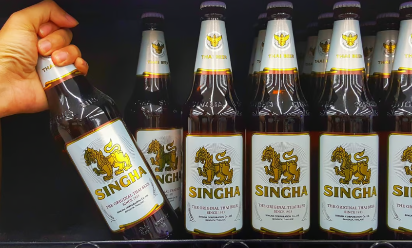 ạo luật kiểm soát đồ uống có cồn của Thái Lan nghiêm cấm “quảng cáo hoặc hiển thị, trực tiếp hoặc gián tiếp, tên hoặc nhãn hiệu của bất kỳ đồ uống có cồn nào”. Nó có hình phạt tối đa là một năm tù và khoản tiền phạt 14.560 đô la Mỹ. Ảnh: Shutterstock