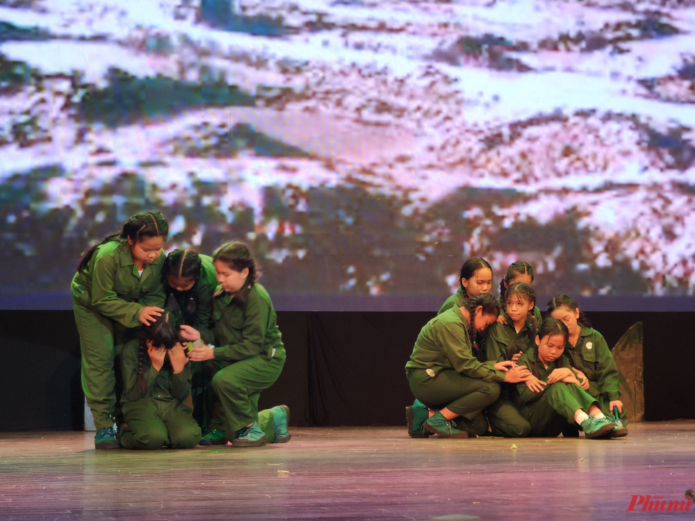 Vở kịch Ten girls at Dong Loc crossroads của học sinh Trường tiểu học Hòa Phú (huyện Củ Chi)