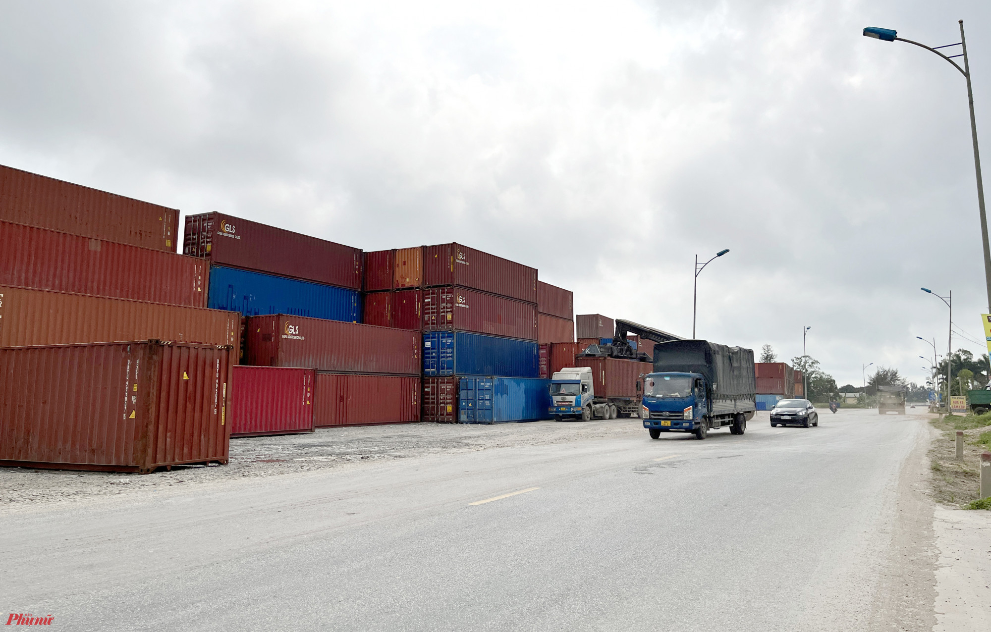 Những thùng container được xếp thành nhiều tầng, kéo dài hàng chục mét trước trụ sở một doanh nghiệp đóng trên địa bàn xã Khánh Hợp.