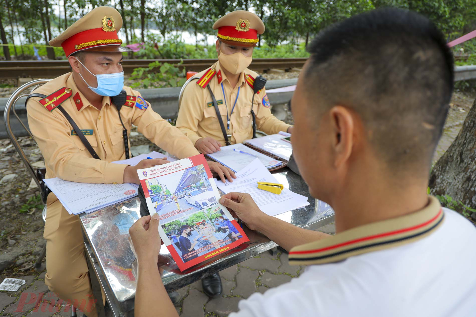 Đôi với mình. là một tài xế lái xe khách , việc chấp hành không  sử dụng rượu bia khi lái xe, để đảm bảo an toàn cho bản thân mình, cho chủ xe, và cho cả hành khách, không sử dụng rượu bia khi lái xe là quy định từ ngày xưa nghị định 100 , bọn tôi luôn chấp hành. hôm nay được. các đồng chí CSGT tuyên truyền. về việc không sử dụng rượu bia khi lái xe, và không nhồi nhét khách trong dịp nghỉ lễ 30/4- 1/5. bọn tôi luôn ghi nhớ và chấp hành đầy đủ từ xưa đến giờ . đợt này lượng khách cũng rất ít, với lượng khách như này. bọn tôi gần như chỉ hoà thôi, gọi là cầm cự chứ không dư dả được bao nhiêu.