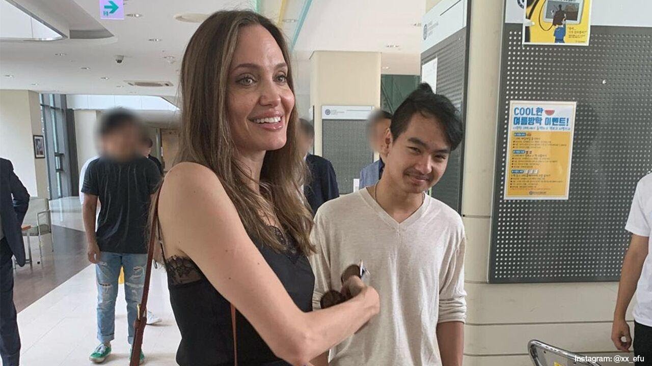 Angelina Jolie cùng con trai trong chuyến bay đưa con nhập học tại Hàn Quốc, năm 2019.