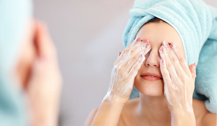 Rửa mặt 2 lần 1 ngày: Nền tảng của làn da đẹp là làn da sạch, vì thế, làm sạch da là bước cơ bản nhất khi chăm sóc da. Đặc biệt khi đi du lịch, làn da phải tiếp xúc nhiều với bụi từ môi trường nên nếu không rửa mặt kỹ da sẽ dễ bị mụn. Duy trì thói quen rửa mặt 2 lần mỗi ngày trong suốt chuyến du lịch, sáng sớm sau khi thức dậy và buổi tối trước khi đi ngủ để giữ cho làn da thật sạch.