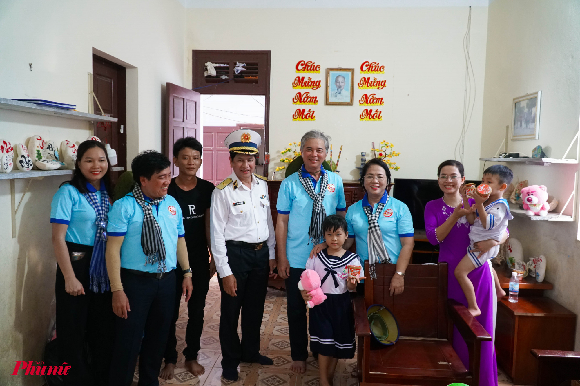 Đoàn đại biểu TPHCM đến thăm và tặng quà cho các hộ dân đang sinh sống trên các đảo thuộc huyện đảo Trường Sa.