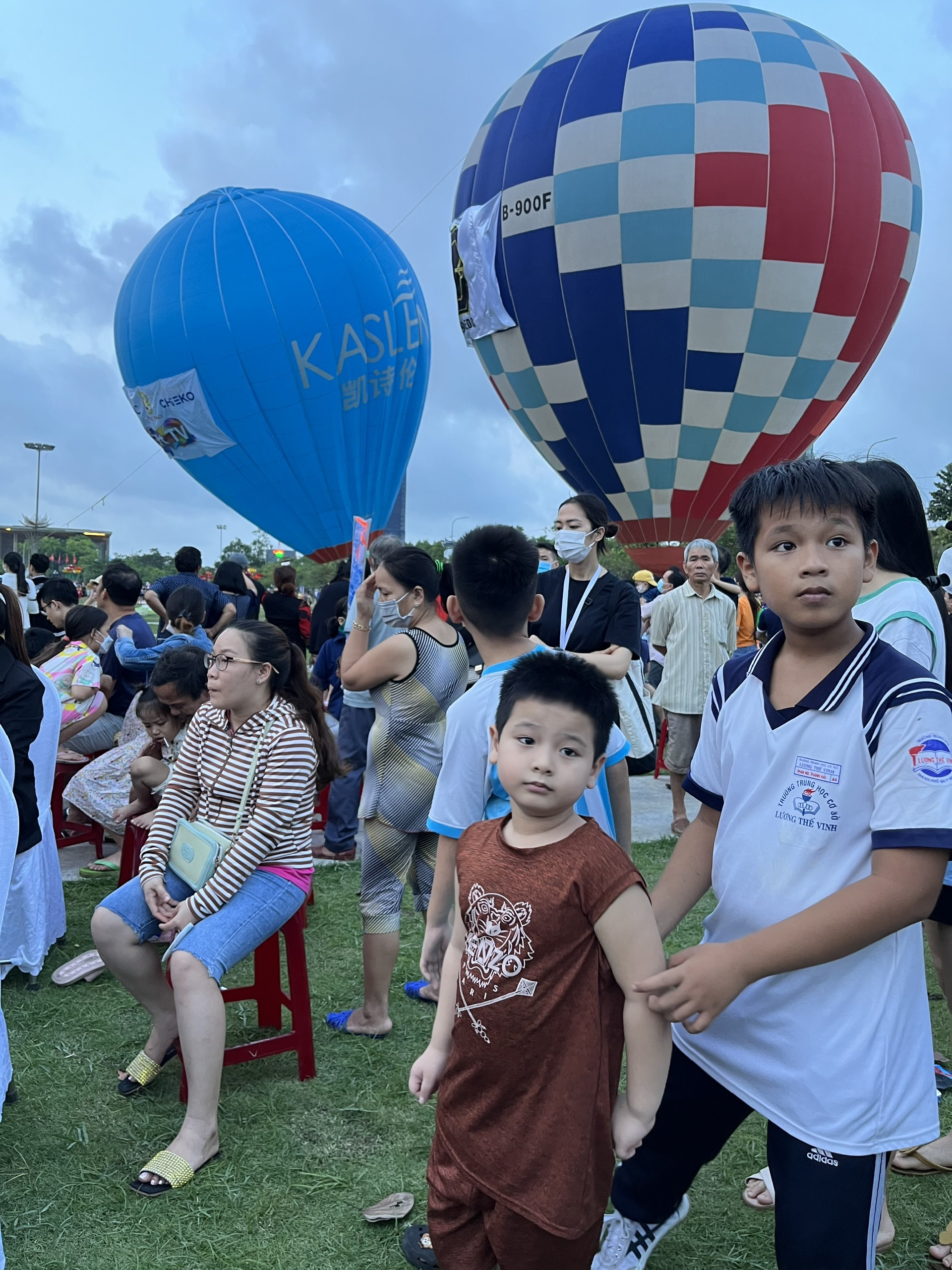 Đông đảo người dân địa phương và du khách có mặt tại Quảng trường Quy Nhơn để ngắm những quả cầu đầy màu sắc