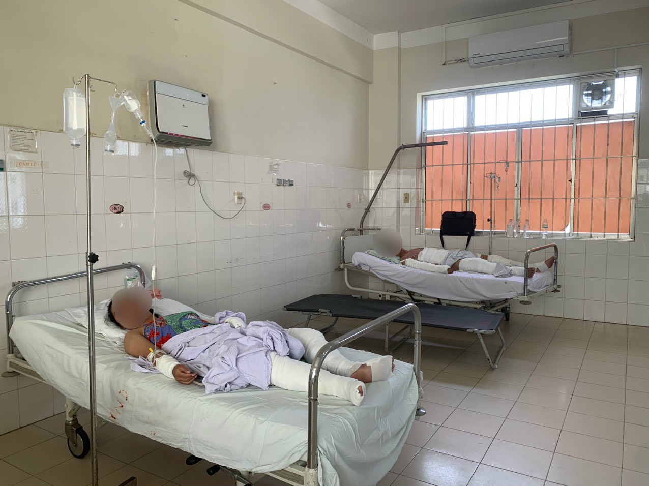 Hai bố con em N.N.P.L đang điều trị tại Bệnh viện Đa khoa tỉnh Khánh Hòa
