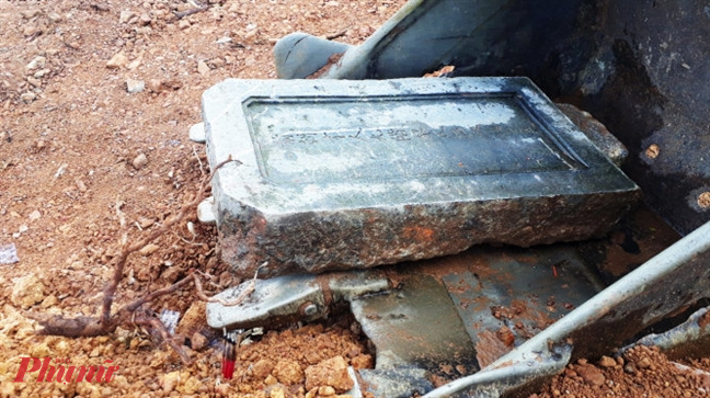 Thời điềm vào tháng 6/2017 Khi thi công Dự án bãi đổ xe lăng Tự Đức- Đông Khánh đơn vị thi công đã san ủi bia mộ