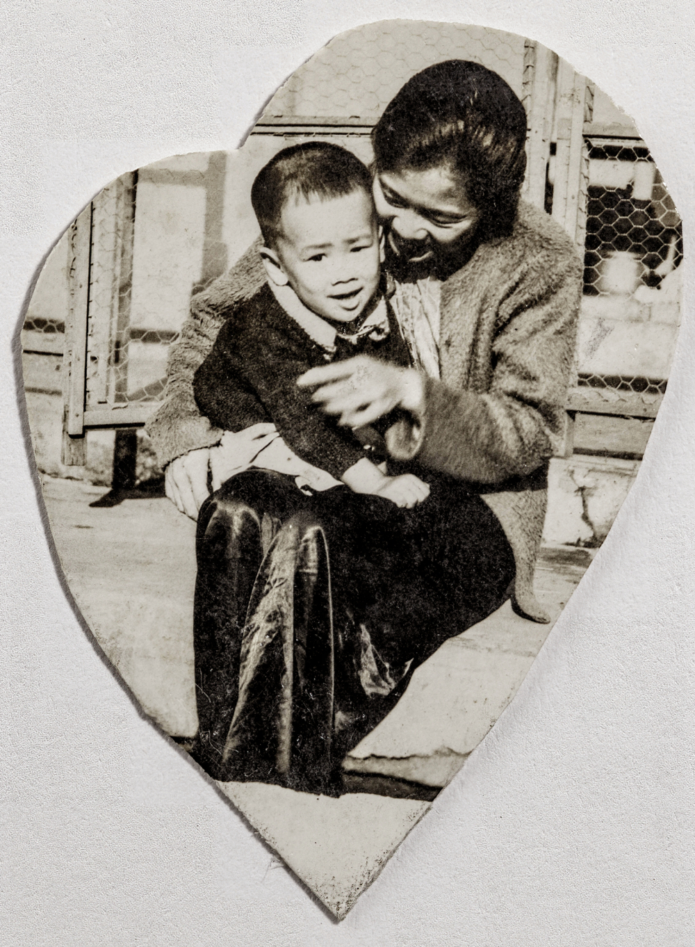 Bà Đỗ Duy Liên  và con trai út  Duy Hiệp, ảnh chụp năm 1966