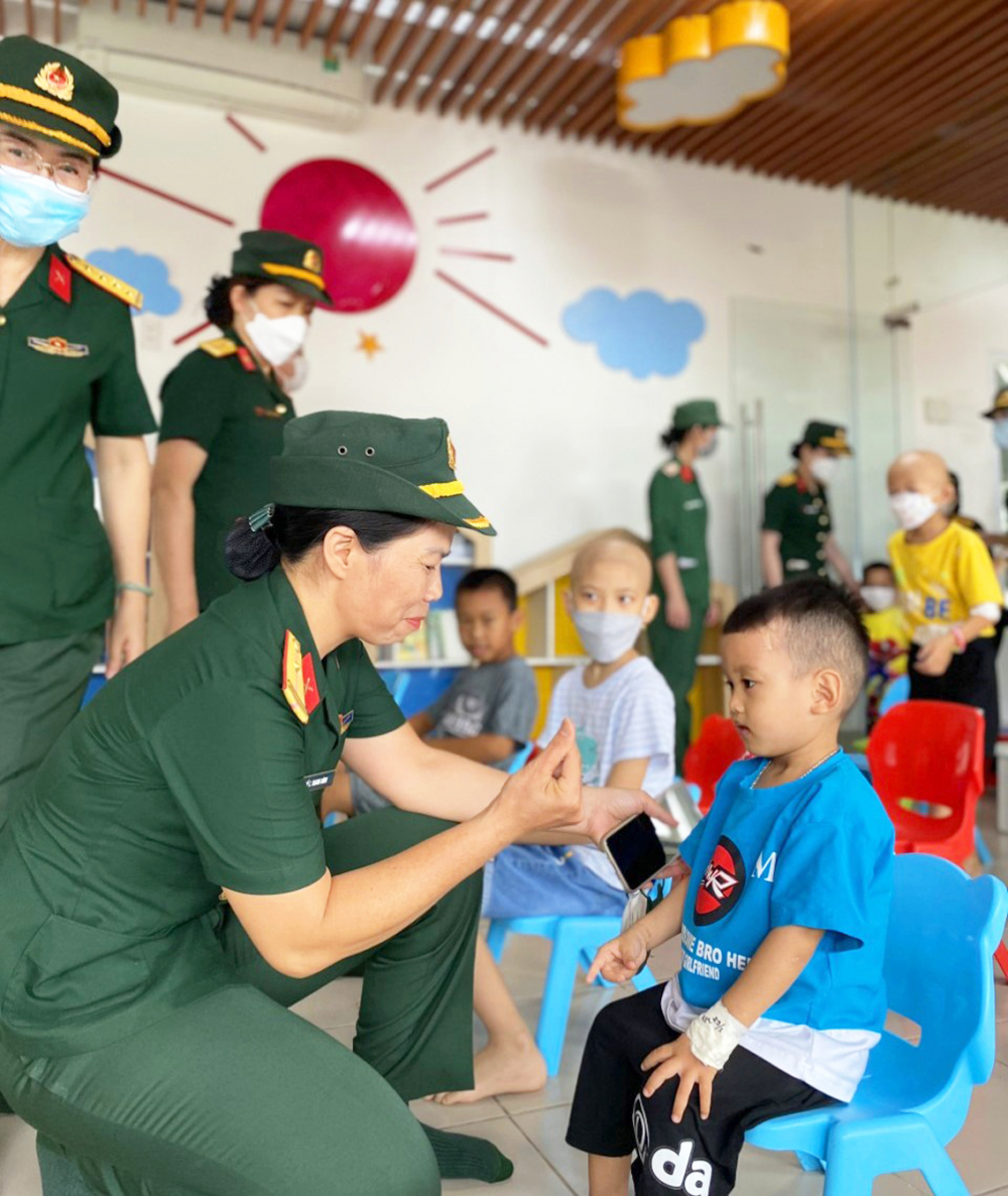 Các chị ở Hội Phụ nữ Bộ Chỉ huy quân sự tỉnh Thừa Thiên - Huế đến thăm, tặng quà cho bệnh nhi ở Khoa Ung bướu - Huyết học - Ghép tủy, Trung tâm Nhi, Bệnh viện Trung ương Huế