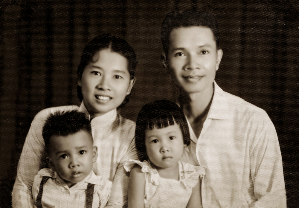 Bức hình duy nhất của bà Đỗ Duy Liên cùng chồng là ông Lê Duy Nhuận và 2 con Liên Hoa - Thái Hỷ  chụp ở Campuchia năm 1960