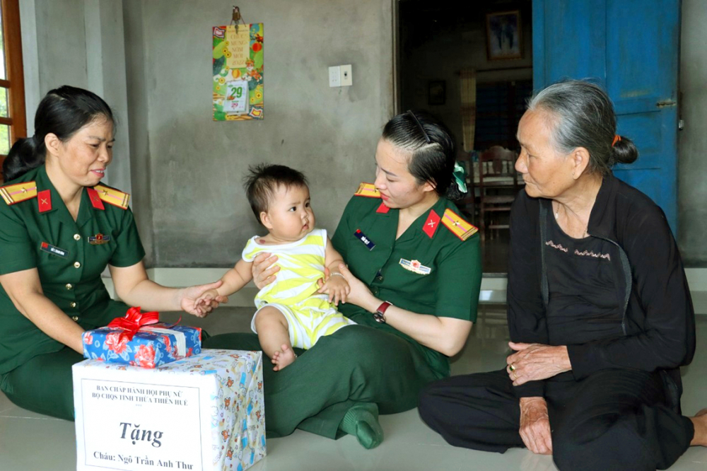 Những người mẹ đỡ đầu tặng quà cho cô con nuôi Ngô Trần Anh Thư